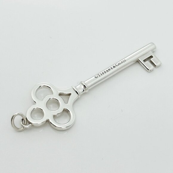 RARE Tiffany & Co Quatrefoil 4 Leaf Key Pendant in Sterling Silver Size Large - Picture 1 of 7